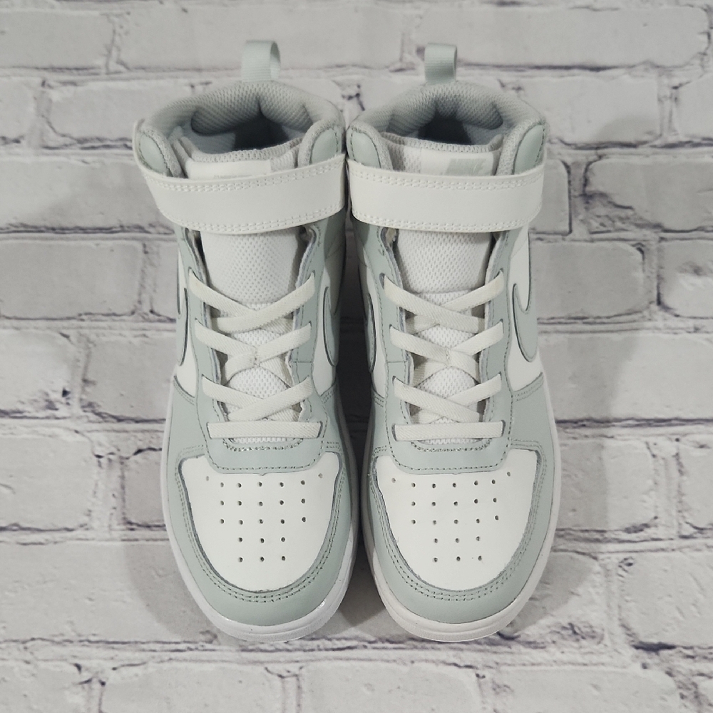 Nike Silver/White Kids Sneakers - Size 2Y